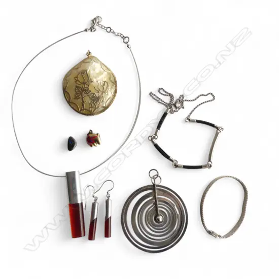 DESIGNER JEWELLERY INCL. PANDORA 925 BRACELET  9ct PANDA BEAR PENDENT 1.3GMS