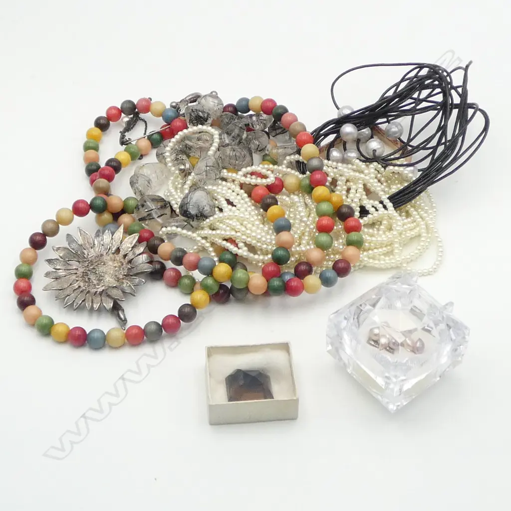 LGE EMERALD CUT SMOKEY QUARTZ 46.7CT + 4 NECKLACES (1 rutilated quartz) + 2 BROOCHES + 3 PEART STUDS Image 1++