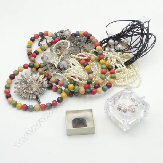 LGE EMERALD CUT SMOKEY QUARTZ 46.7CT + 4 NECKLACES (1 rutilated quartz) + 2 BROOCHES + 3 PEART STUDS