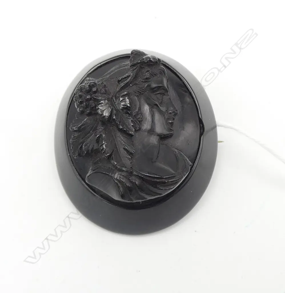 VICTORIAN JET & BAKELITE MOURNING BROOCH, tiny loss to outer surround Image 1++