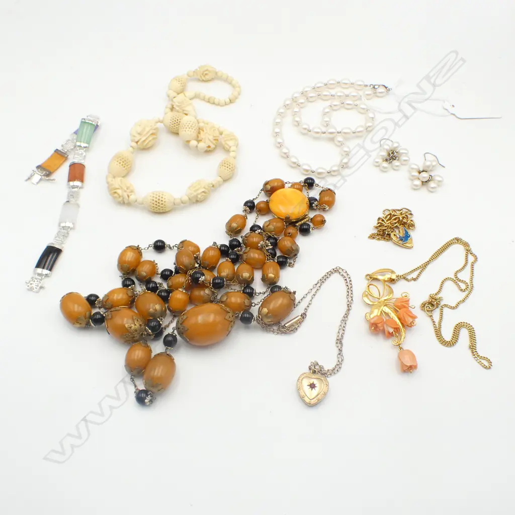 7 PCES JEWELLERY; 5 NECKLACES (IVORY & PEARL w. MATCHING EARRINGS, 2 GP PENDANTS), 2 BRACELETS Image 1++