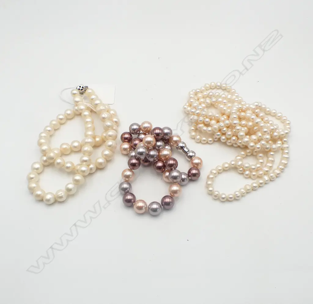 3 PEARL NECKLACES (1 FAUX) Image 1++