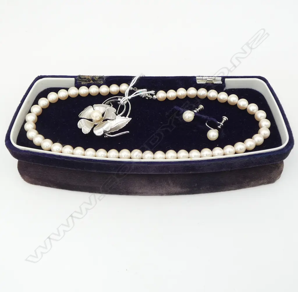 FAUX PEARL NECKLACE WITH FAUX PEARL EARRINGS & FAUX PEARL BROOCH, BOX AF Image 1++