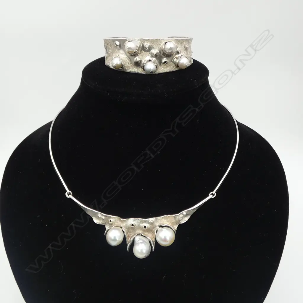 STG SILVER & PEARL NECKLET & CUFF  Image 1++