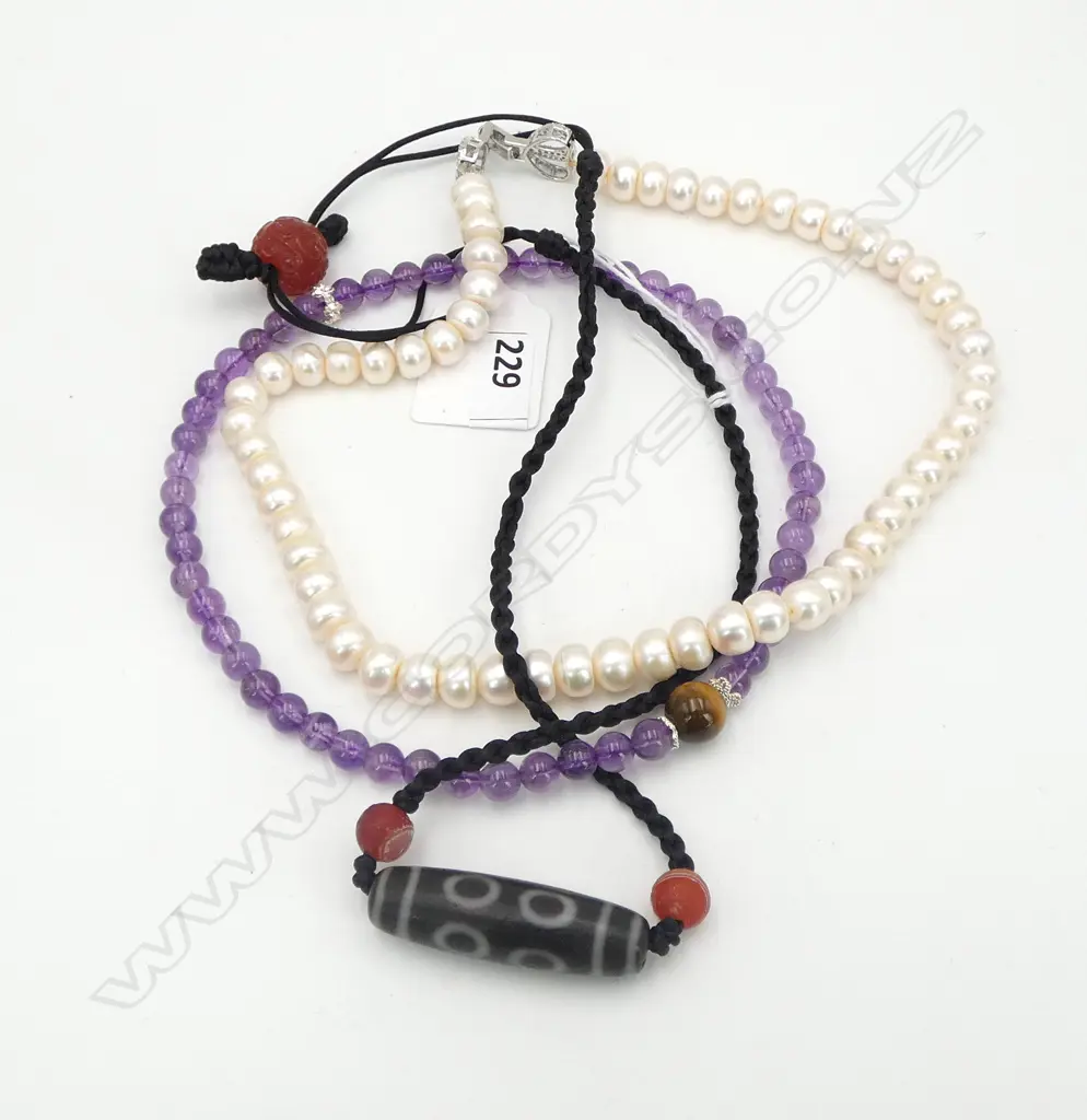 3 NECKLACES; PEARL, AMETHYST, OTHER Image 1++