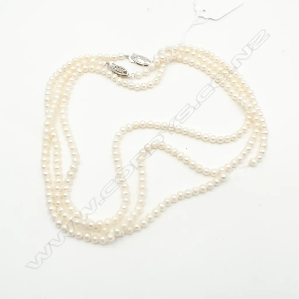 3 FRESH WATER PEARL NECKLACES. 1 WITH NO CLASP. Image 1++