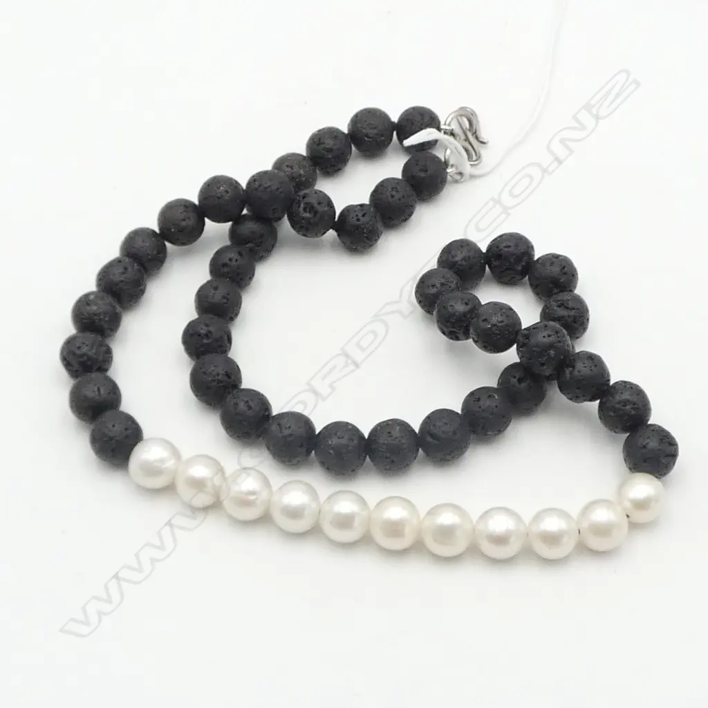 LYNN KELLY PEARL & LAVA NECKLACE with silver clasp. L.500mm. With card from Moray Gallery details verso Image 1++