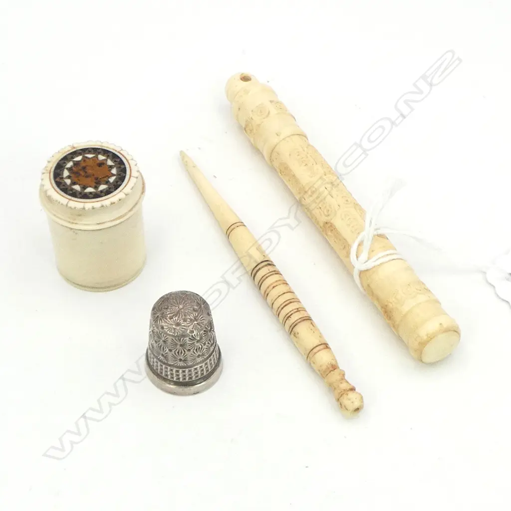STG SILVER THIMBLE, CHARLES HORNER CHESTER 1919 IN IVORY CASE w. STILETTO & NEEDLE CASE L.110mm Image 1++