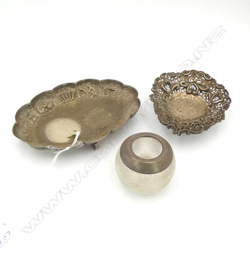 2 S/SILVER DISHES 79GMS & SILVER RIMMED VESTA STRIKER  Image 1++