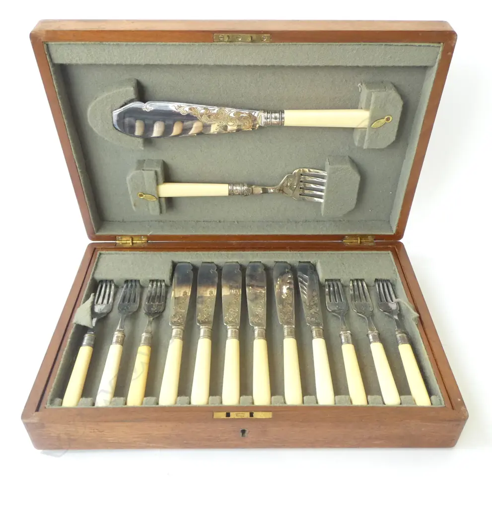 14 PCE CASED FISH SET W.390mm Image 1++
