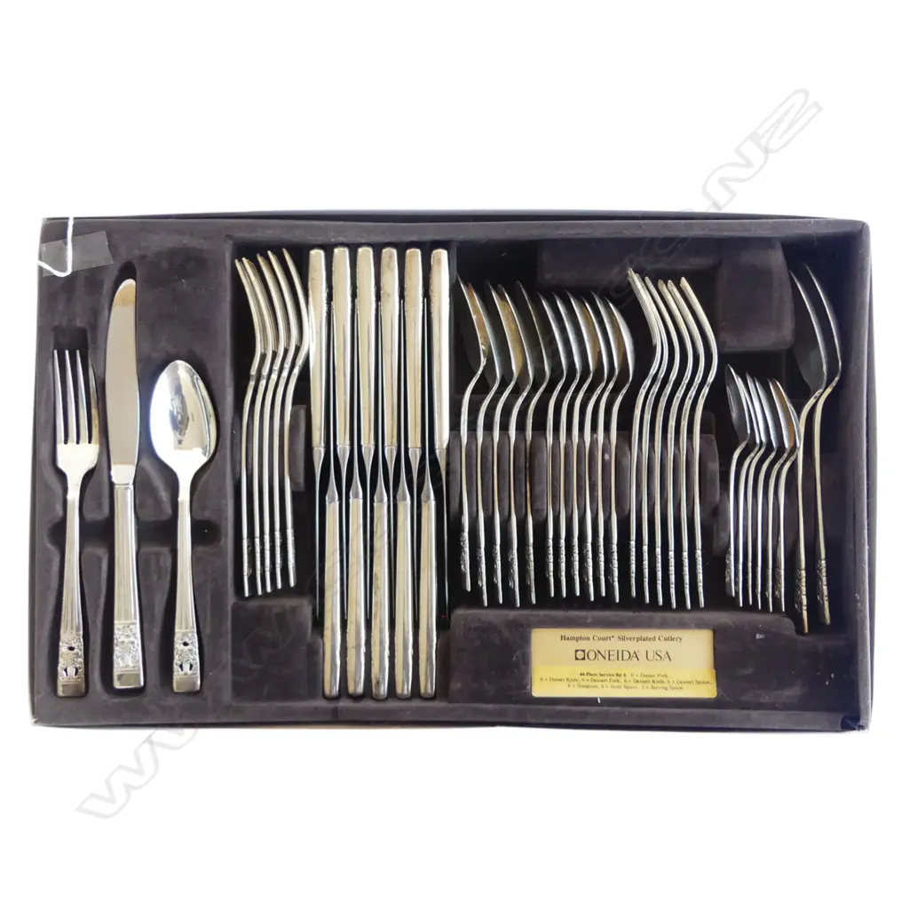 44 PCE COMMUNITY ONEIDA 'HAMPTON COURT' CUTLERY SERVICE, BOXED Image 1++
