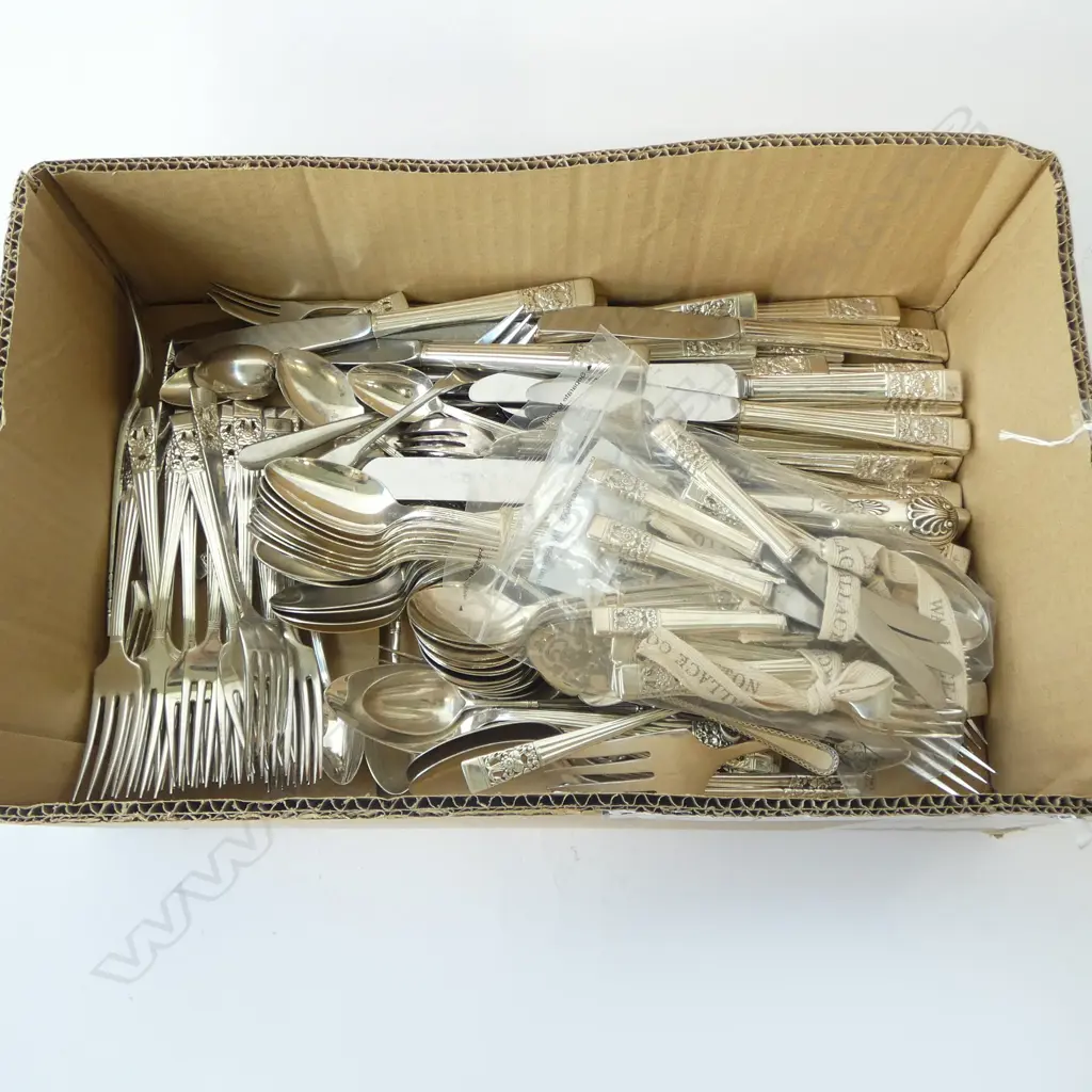LGE COMMUNITY PLATE CUTLERY SET about 18place settings with many extras Image 1++