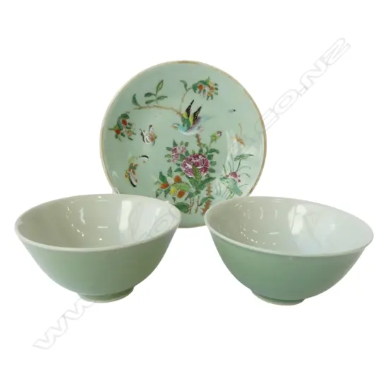 3 PCES CHINESE CELADON; PLATE 185mm dia + 2 BOWLS