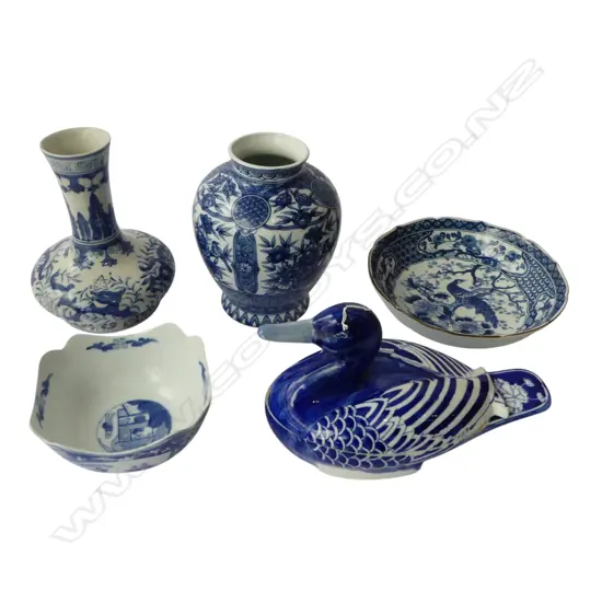 5 PCES ORIENTAL B/W CHINA; 2 VASES, 2 BOWLS, DUCK L.295mm