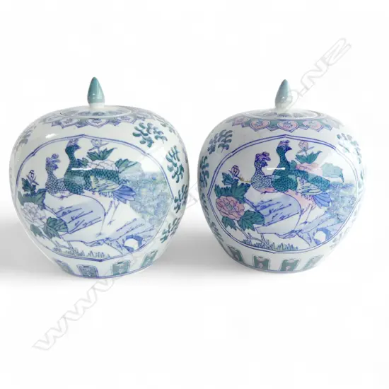 2 CHINESE LIDDED VASES H.210mm