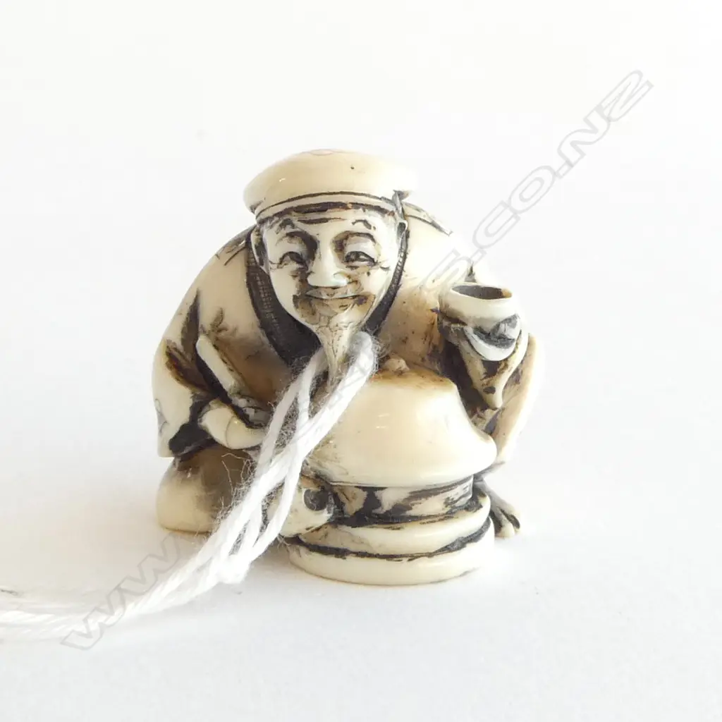 IVORY NETSUKE MAN w. CUP, SIGNED Image 1++
