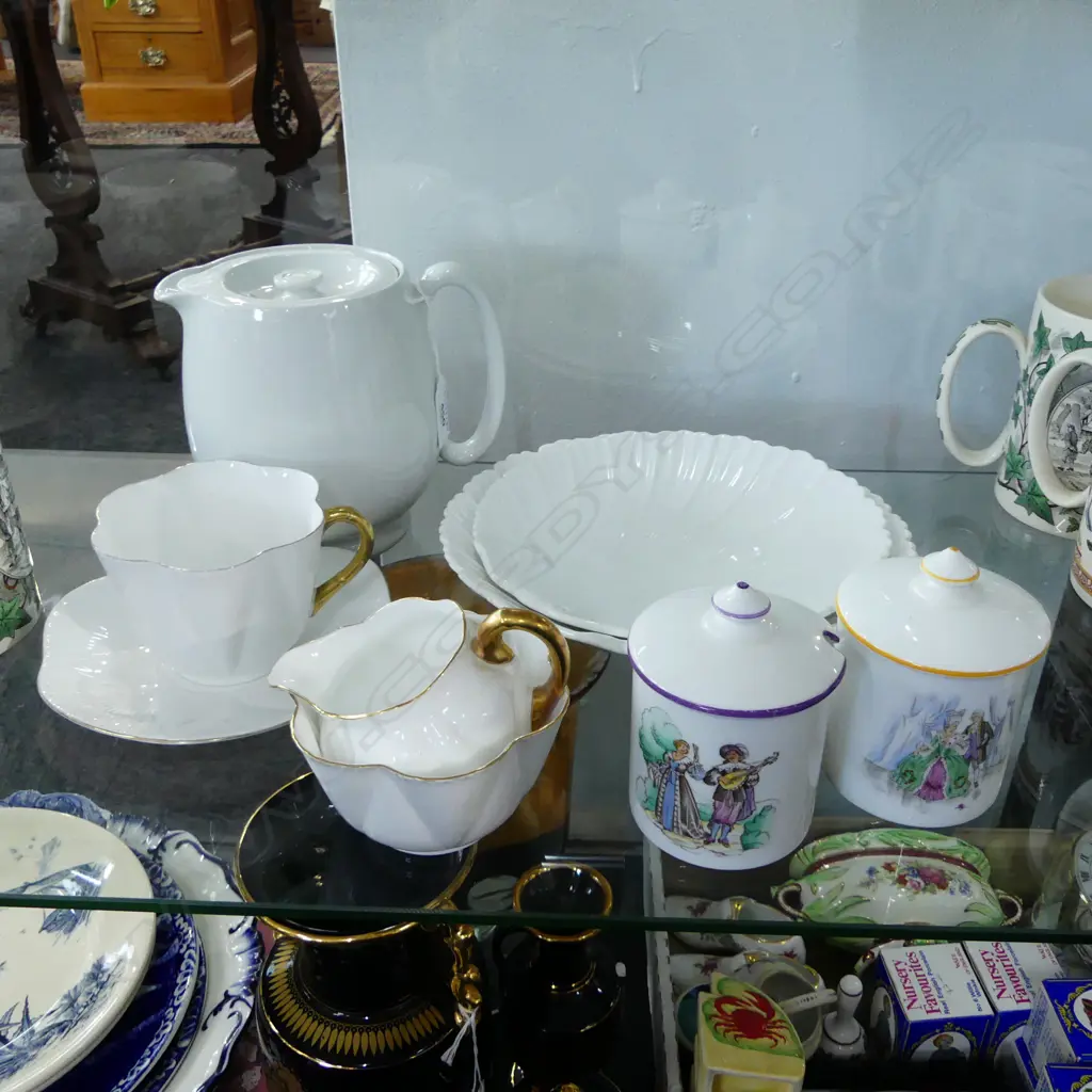 WHITE SHELLEY CHINA LIDDED JUG 2 SHELL SHAPED PLATES C/S C/SUGAR & 2 LIDDED HONEY POTS Image 1++