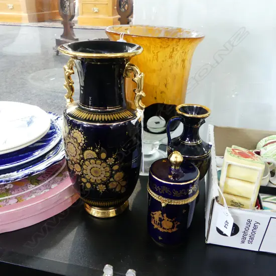 3 PCS GREEK BLUE/GOLD CERAMIC WARE & LRG ART GLASS VASE, H.270mm fault