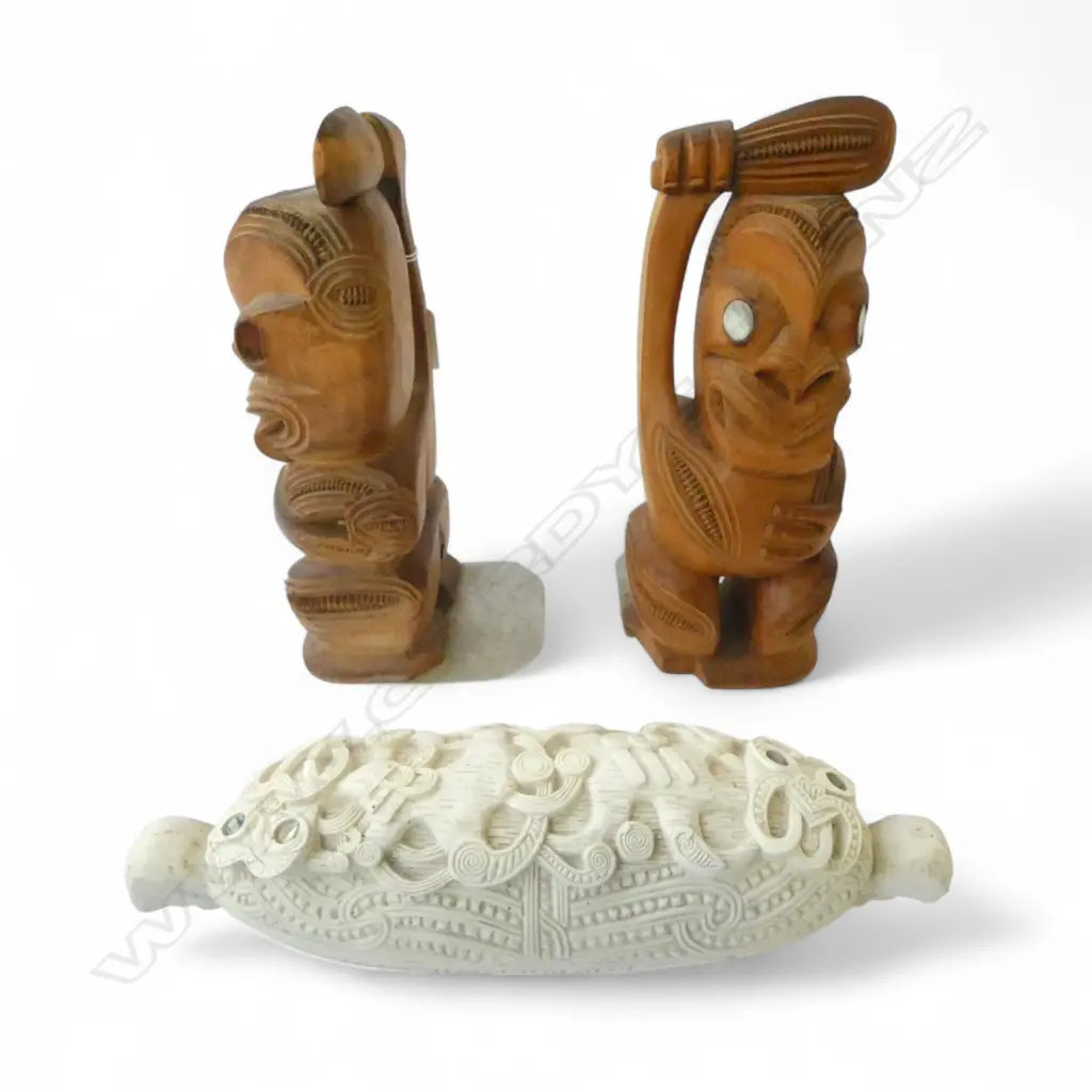 PR CARVED WOODEN MAORI BOOKENDS H.255mm + WHITE RESIN WAKAHUIA L.290mm Image 1++