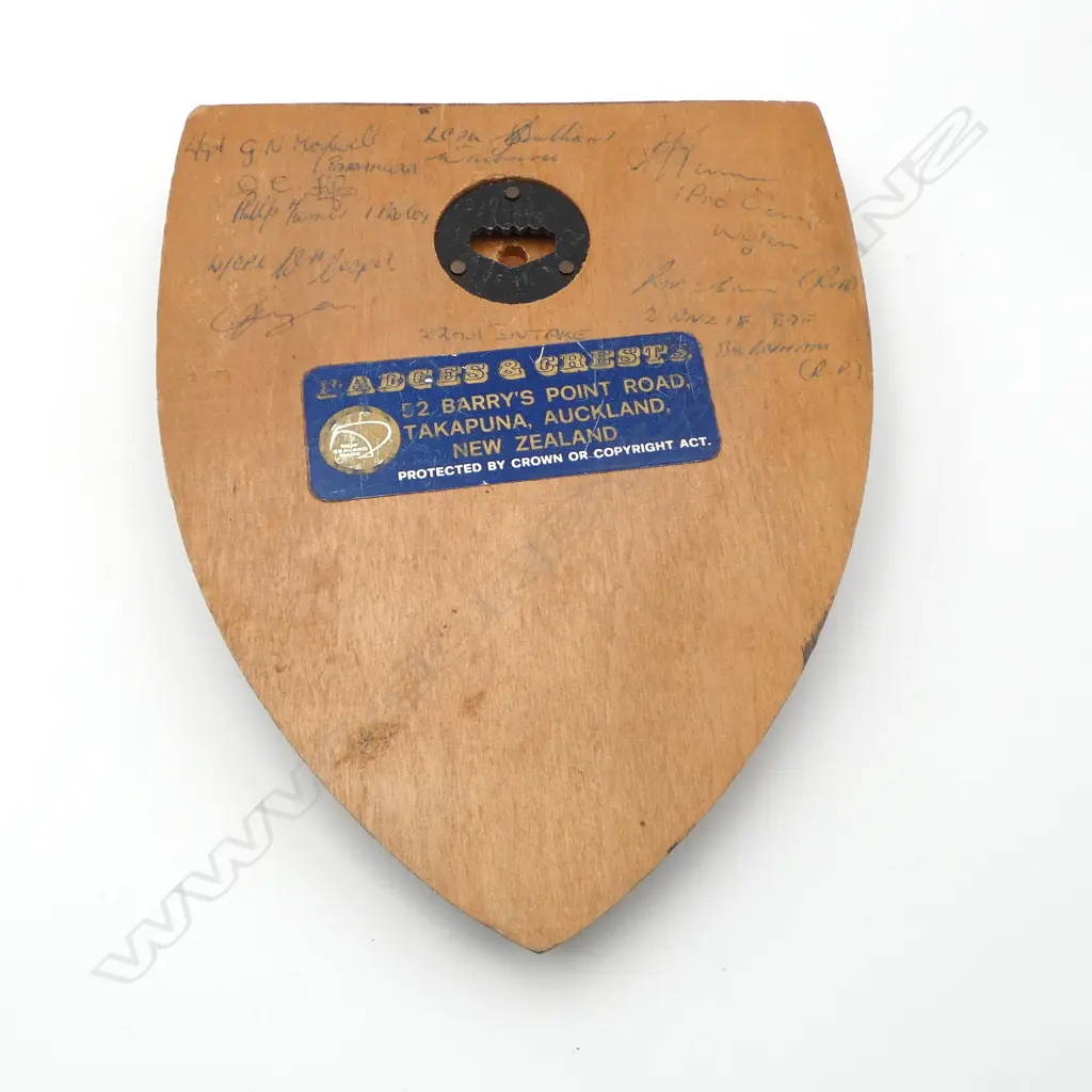 ASST. VINTAGE; 4 NZ WWII BADGES + OTHER, LA POLICE BADGE, NZ MILITARY POLICE PLAQUE, GOLD PLATED MEDAL ETC Image 1++