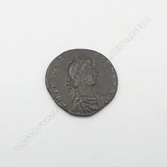 ARCADIUS 383-408 17mm REVERSE EMPEROR CROWNED BY VICTORY