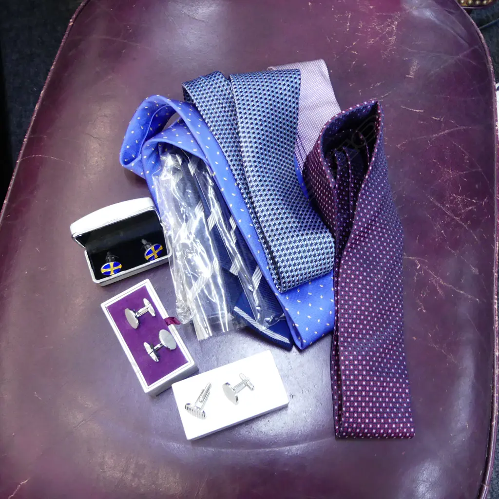 5 VINTAGE GENT'S SILK TIES INCLDS; HUGO BOSS, CERRUTI & 3 PRS CUFFLINKS Image 1++