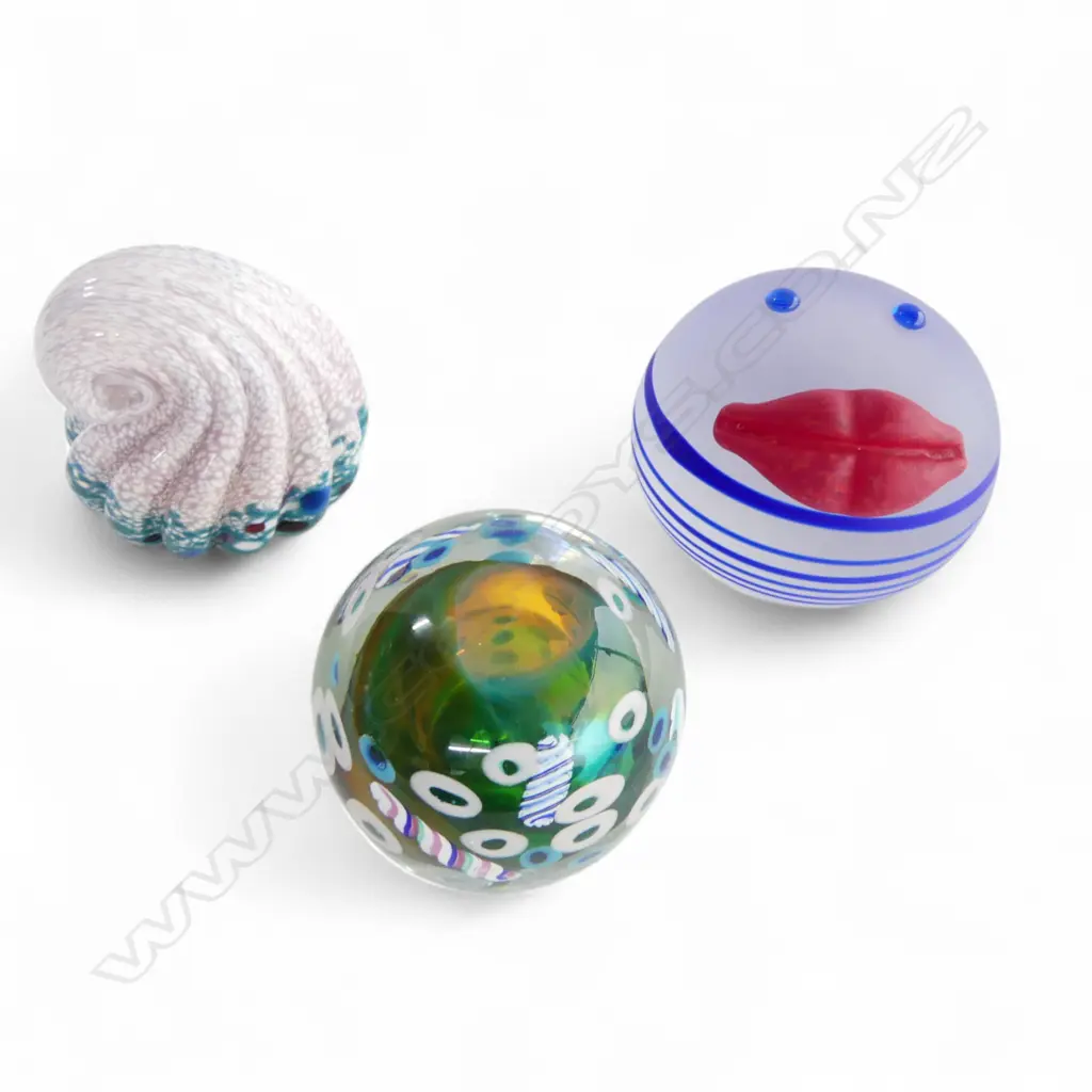 BOROWSKI + 2 ART GLASS PAPERWEIGHTS  Image 1++