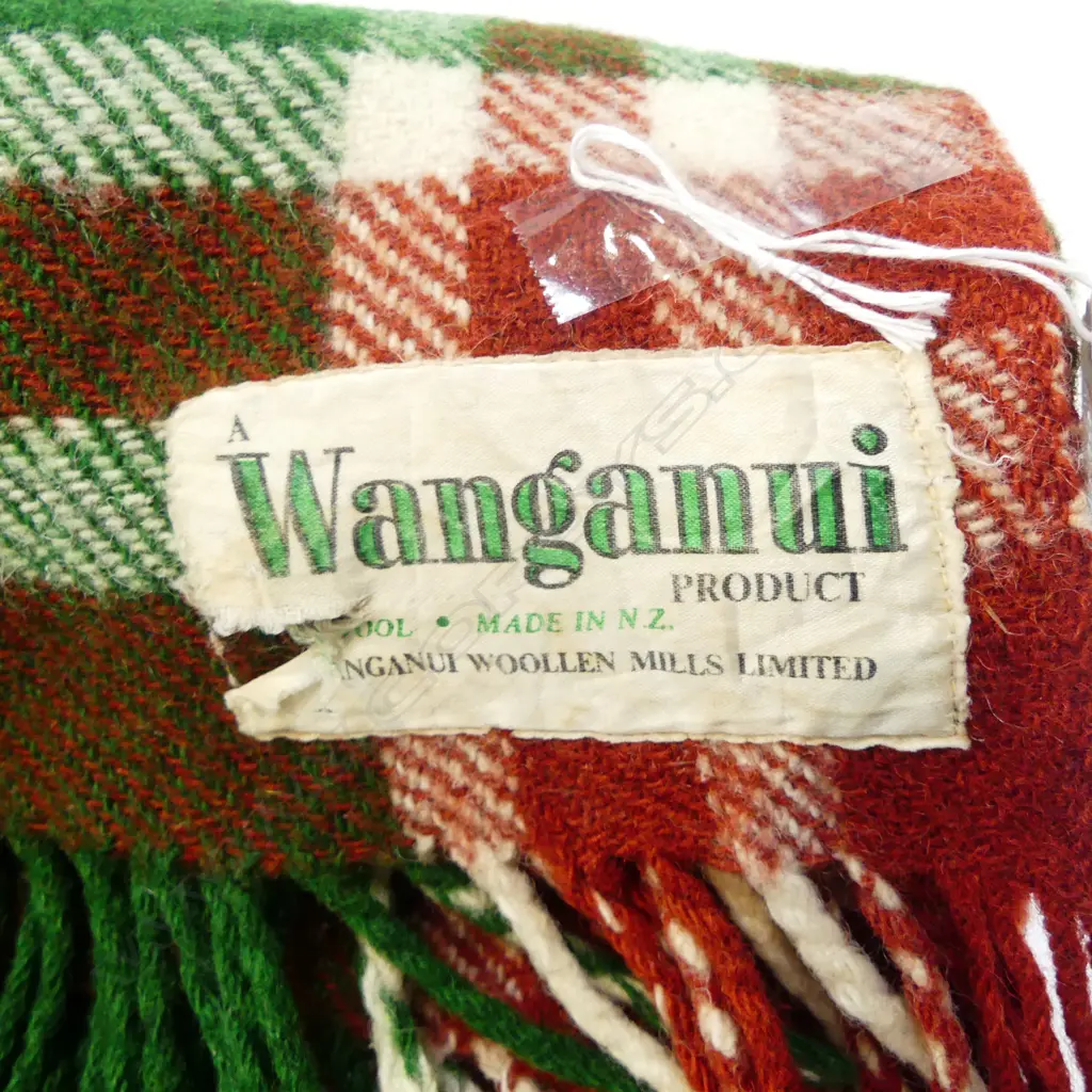VINTAGE NZ WANGANUI WOOLLEN MILLS TRAVEL RUG EXCELLENT CONDITION, L.1960MM W.1540MM (TEAR TO LABEL) Image 1++