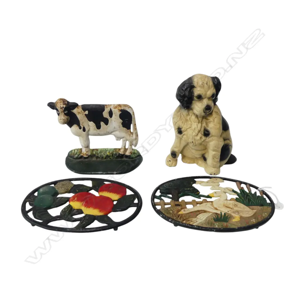 4 PCES CAST IRON; 2 ANIMAL DOOR STOPS + 2 TRIVETS W.220mm Image 1++