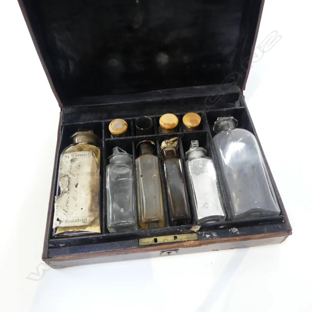 LEATHER CHEMISTS CASE w. BOTTLES INSIDE W.210mm Image 1++