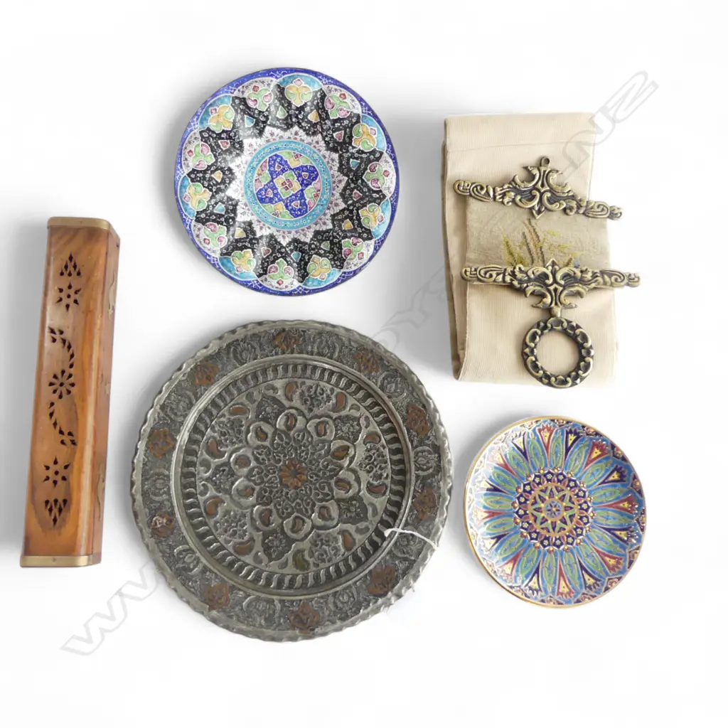 VINTAGE BRASS & TAPESTRY BELL PULL, INLAID AUSTRALIAN BOX & 3 PLATES Dia.300mm Image 1++