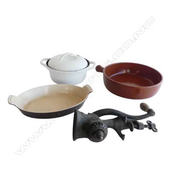 4 KITCHEN BITS; MINCER, LE CREUSET OVAL DISH W.285mm, CERAMIC DISH 250mm dia, IRISH COLORCAST CASSEROLE