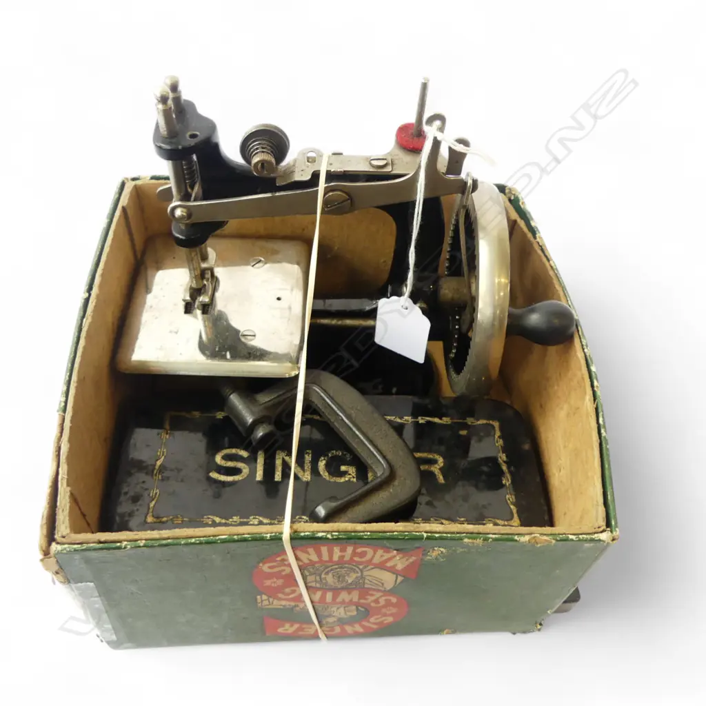 VINTAGE SINGER SMALL DOLL'S CLOTHES MAKING SEWING MACHINE IN BOX with accessories clamp etc  Image 1++