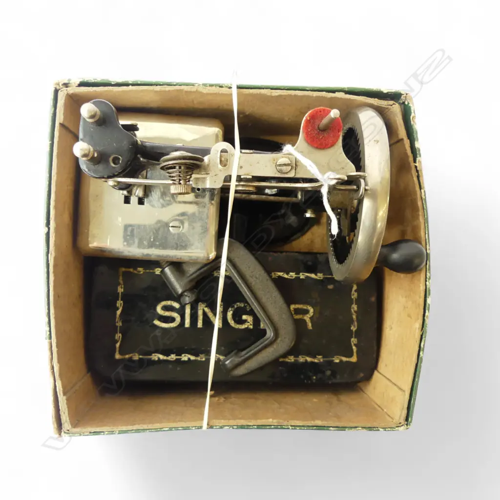 VINTAGE SINGER SMALL DOLL'S CLOTHES MAKING SEWING MACHINE IN BOX with accessories clamp etc  Image 1++