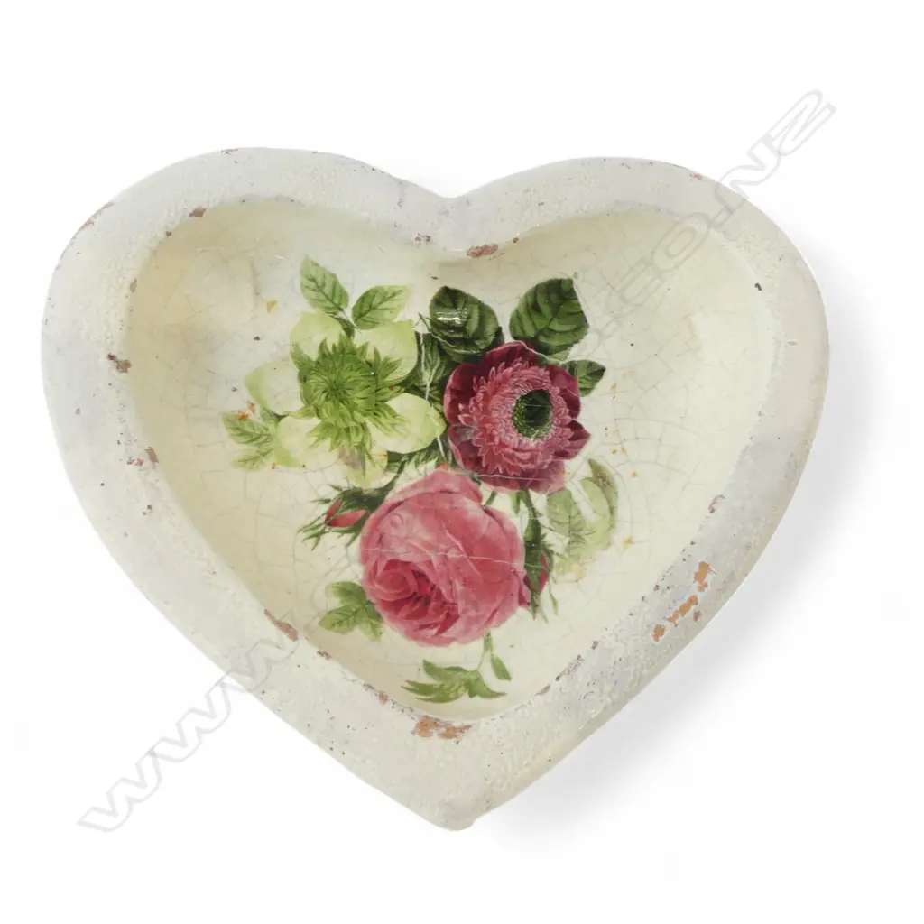 DECORATIVE CERAMIC HEART DISH TRAY Image 1++