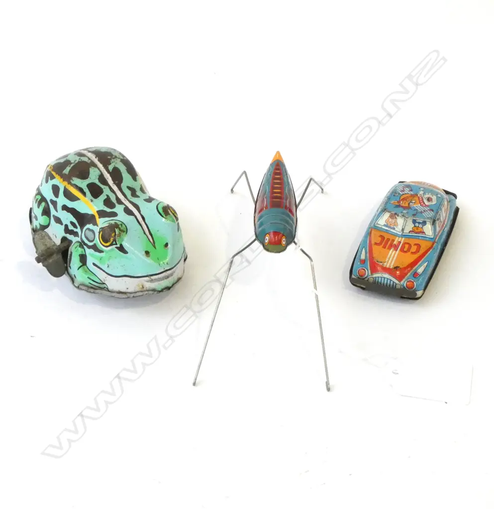 3 VINTAGE TINPLATE TOYS ‘YONE” FROG JAPAN, COMIC CAR, TIN TREASURES GRASSHOPPER, L.75MM-135MM Image 1++