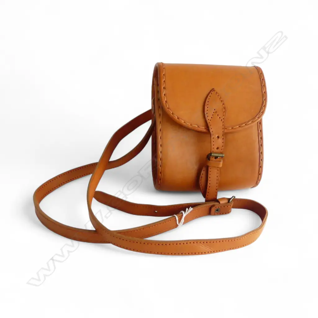 TAN LEATHER SHOULDER BAG stitched edges Image 1++