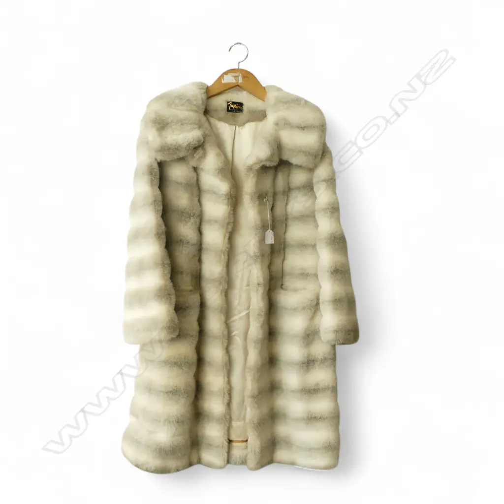 VINTAGE FAKE FUR LADIES COAT labelled 'FURICOAT BY D.L. ELLIS of AUCKLAND' Image 1++