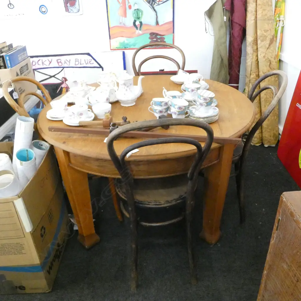 1920s/30s OAK DINING TABLE H.730mm, 1220mm dia Image 1++