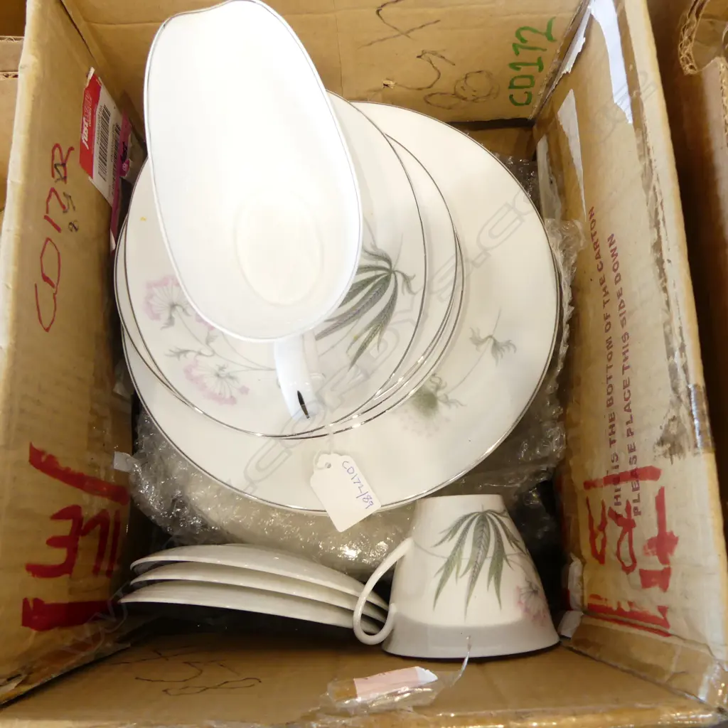SHELLEY CHINA PART DINNER SERVICE 8 LARGE PLATES 8 MED 3 SANDWICH PLATES  GRAVEY BOAT CUP & 3 SAUCERS PASTORAL PAT Image 1++