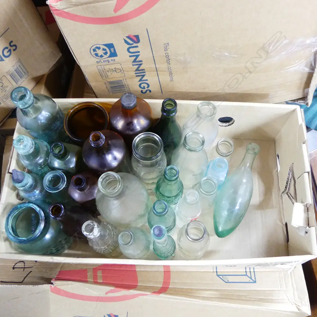 COLLECTION OF 28 VINTAGE BOTTLES & JARS Image 1++