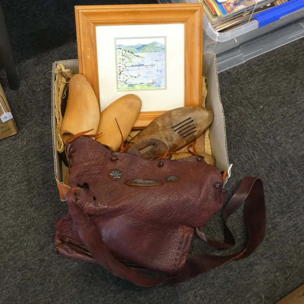 KUBA CLOTH 1180x430mm, LEATHER BAG EX SANTA FE, AKAROA WC 120x100mm, 2 PRS WOODEN SHOE STRETCHERS Image 1++