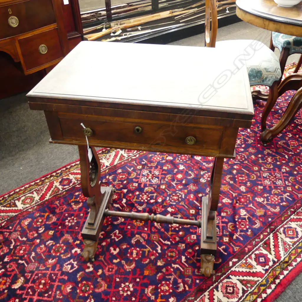 VICTORIAN SIDE TABLE 540x385x735mm Image 1++