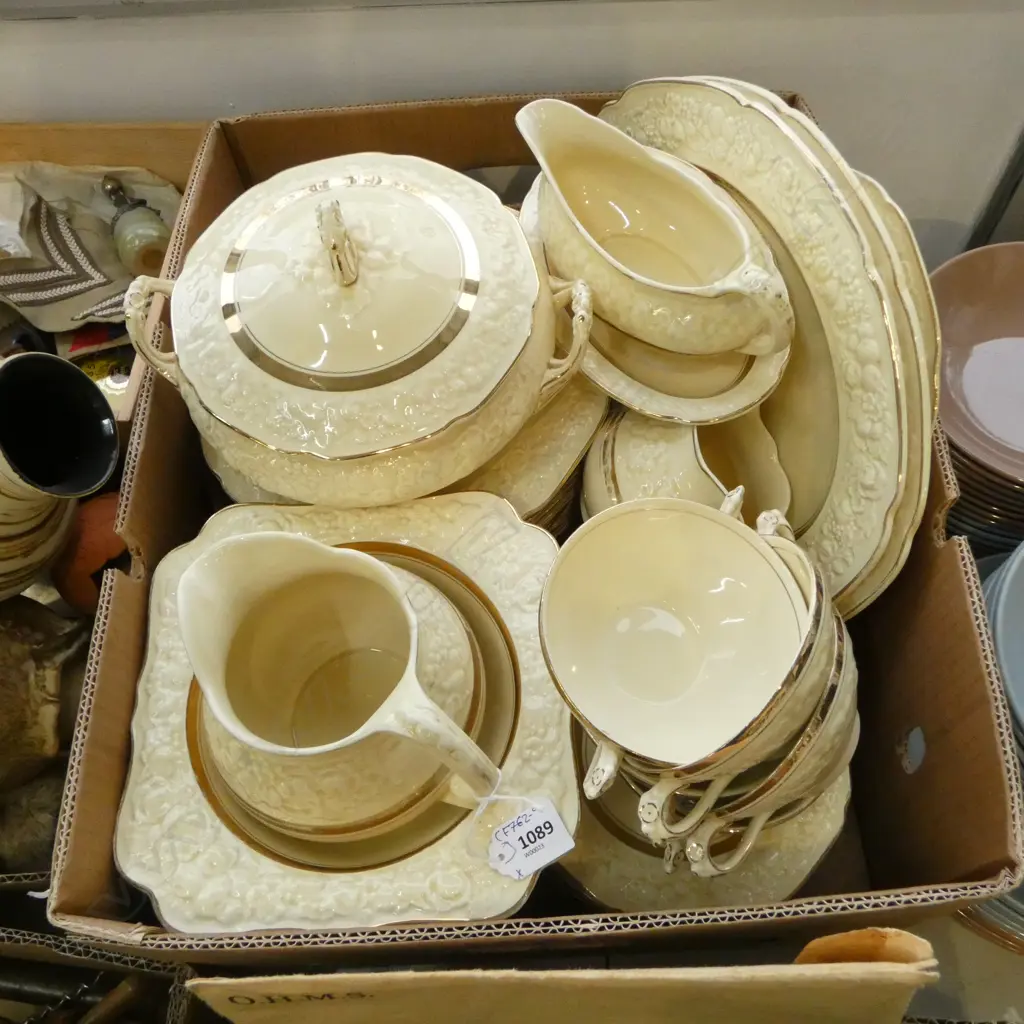 CROWN DUCAL 'FLORENTINE' PART DINNER SERVICE Image 1++