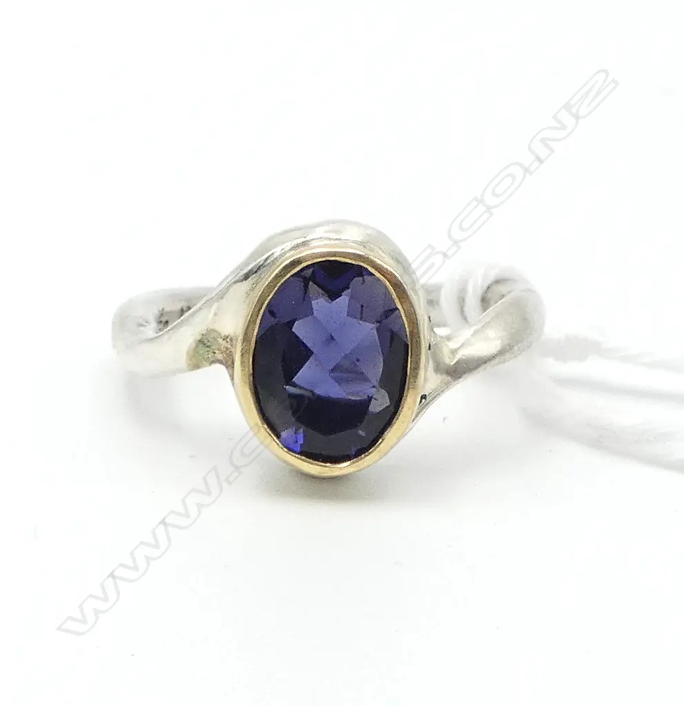 PENELOPE BARNHILL 925 & 18CT IOLITE RING 4.9gms SIZE N Image 1++