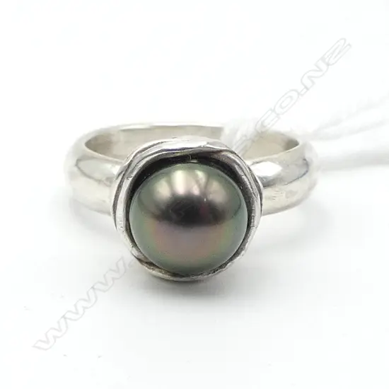 925 SILVER & RAROTONGAN BLACK PEARL RING, 7.6gms SIZE P
