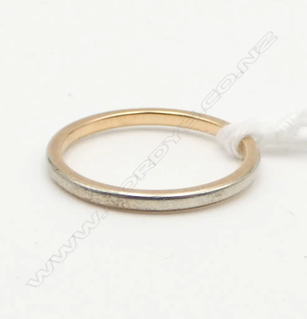 18CT GOLD RING 1.60gms SIZE J Image 1++