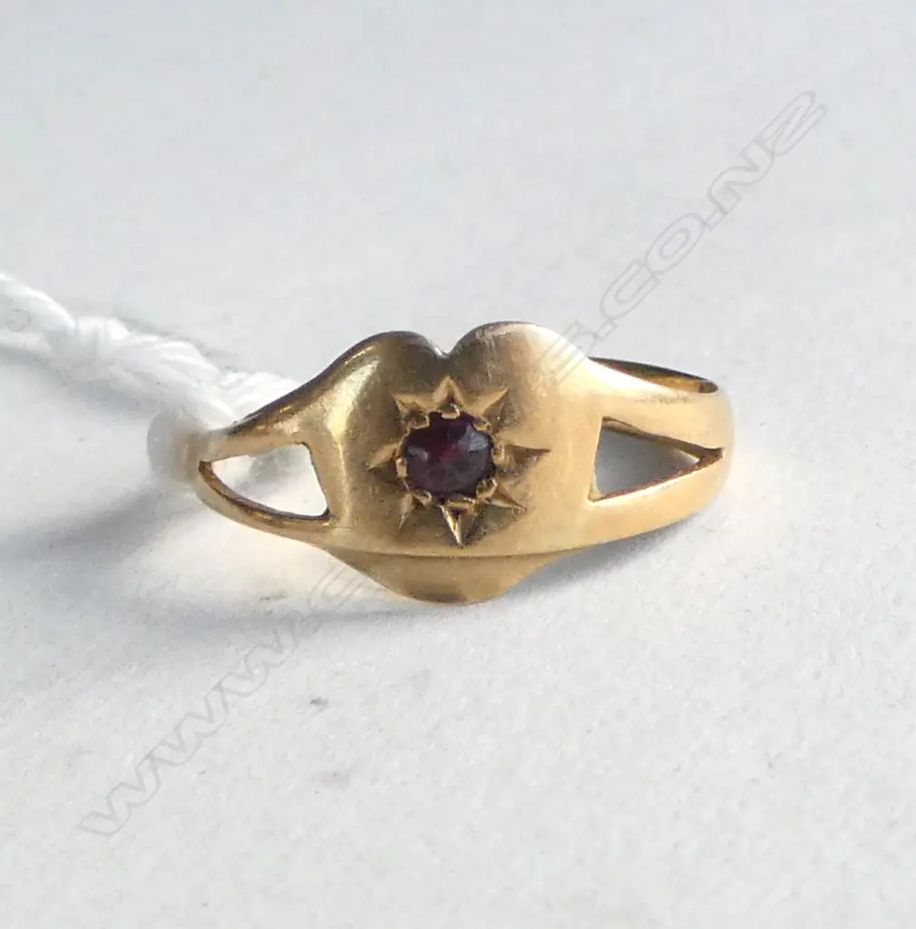 18ct GOLD C.1910 HEART SIGNET TYPE RING w single garnet 1.7gms worn SIZE O 1/2 Image 1++