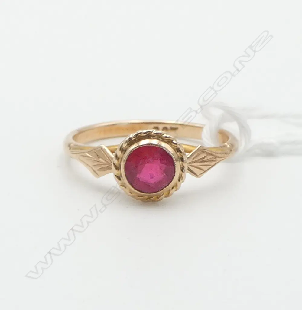 9ct yellow GOLD & RED GEM SET RING 1.52gms SIZE L Image 1++