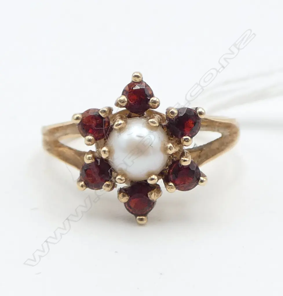 10CT PEARL & GARNET RING, 3.0gms SIZE P Image 1++